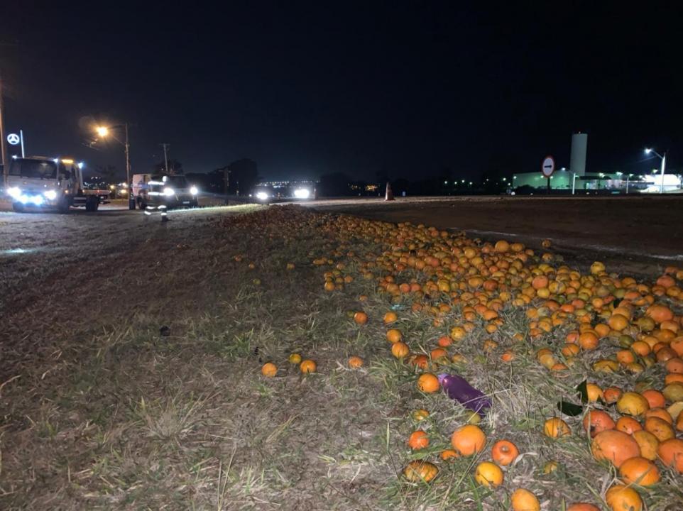 Foto 5 de 11 — Caminhonete bate na traseira de caminhão na Rodovia Washington Luís, em Araraquara